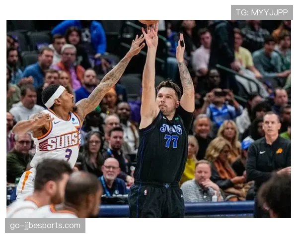 战报：太阳凭借末节“Point Book”战术打出一波流，布克连得12分逆转。